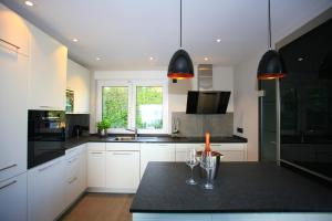 Küche/Küchenzeile in der Unterkunft Überlinger See-Apartments Penthouse Über-See