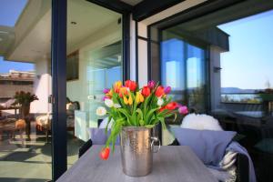Ein Balkon oder eine Terrasse in der Unterkunft Überlinger See-Apartments Penthouse Über-See