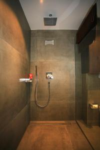ein Bad mit einer Dusche mit einem Schlauch in der Unterkunft Überlinger See-Apartments Penthouse Über-See in Überlingen