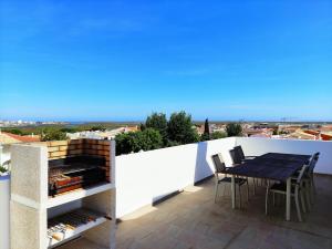 a patio with a table and chairs on a balcony at Apartamento Rooftop Montenegro in Faro