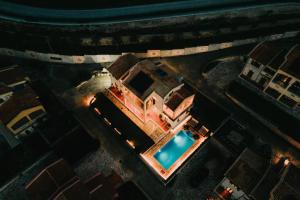 vista sul soffitto di una piscina in un edificio di Villa Milena a Sivota