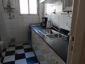 cocina con fregadero y encimera en Buenos Aires Tango Apartment-Boedo-San Telmo-Abasto-Obelisco-San Cristobal en Buenos Aires