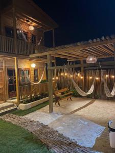 una casa con hamacas en el patio por la noche en Hotel Aruma Ha en Holbox Island