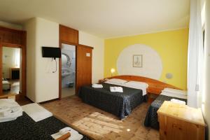 a hotel room with a bed and a bathroom at Nirvana Club Village in Botricello