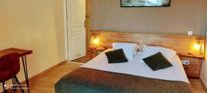 Postel nebo postele na pokoji v ubytování Hôtel "U Nebbiu" + 37 fotografií