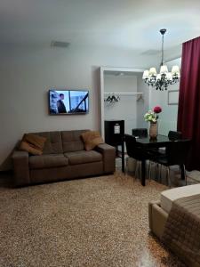 salon z kanapą i jadalnią w obiekcie Napoli Central City w mieście Neapol