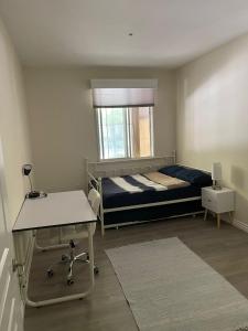 Un dormitorio pequeño con una cama y una ventana. en Resort Like Stay at a Cozy Relaxing Private Room Near UCI, en Irvine