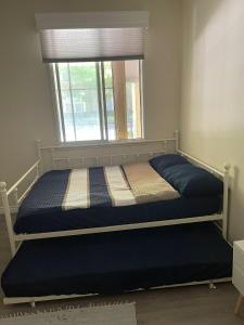 1 dormitorio con 2 literas y ventana en Resort Like Stay at a Cozy Relaxing Private Room Near UCI en Irvine