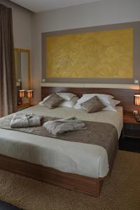 um quarto com uma cama grande e 2 almofadas em Rooms Villa Oasiss em Pula