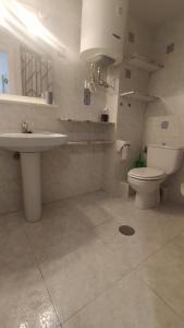 ein weißes Badezimmer mit Waschbecken und Toilette in der Unterkunft BENIDORM, Las Damas, primera línea de playa de Levante in Benidorm