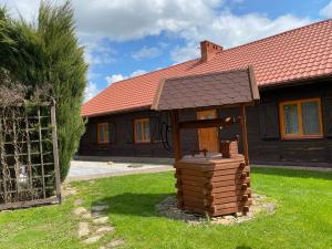 una casa con una estructura de madera en el patio en Pensjonat Kaja, en Rymanów-Zdrój