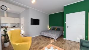 Televízia a/alebo spoločenská miestnosť v ubytovaní Apartament Parkowy Studio
