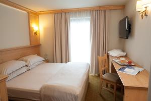 Postel nebo postele na pokoji v ubytování Alexander Charme Hotel