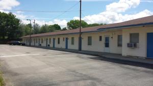 an empty parking lot in front of a building at Executive Lodge in Alcoa