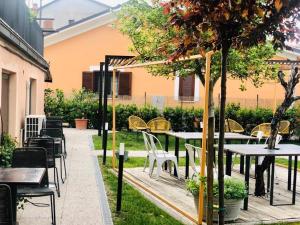 a patio with tables and chairs and a tree at Dolce Nera B&B in Narni Scalo