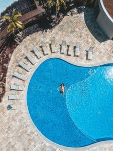 una vista sul tetto di una persona che nuota in una piscina di Oka Beach Residence- 104D Térreo a Porto De Galinhas
