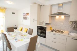 Kuchyň nebo kuchyňský kout v ubytování Apartment Tara with pool + 8 fotografií