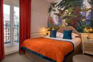 Säng eller sängar i ett rum på Hotel & Spa Saint-Jacques
