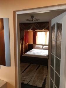 a small bedroom with a bed and a window at Goa Central apartament in Drobeta-Turnu Severin