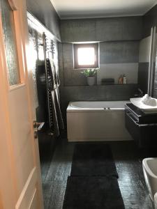 a bathroom with a bath tub and a sink at Goa Central apartament in Drobeta-Turnu Severin