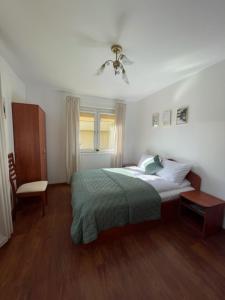 a bedroom with a bed and a chair in it at Apartament 3 pokojowy Międzyzdoje 55m2 - 200 metrów od morza in Międzyzdroje