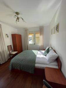 米茲多洛傑的住宿－Apartament 3 pokojowy Międzyzdoje 55m2 - 200 metrów od morza，卧室配有床、椅子和窗户。