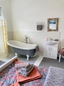 Et badeværelse på Beautiful Victorian Terraced House + 54 billeder