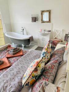 Beautiful Victorian Terraced House tesisinde bir odada yatak veya yataklar