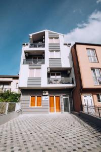 um edifício de apartamentos com portas laranja e um pátio em Villa Darki em Ohrid