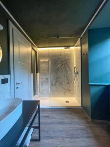 カンノビオにあるDIMORA SCURONEのバスルーム(ガラス張りのシャワー付)