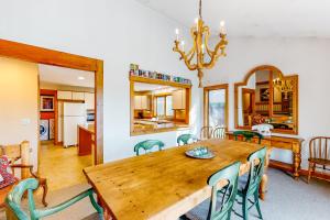 uma sala de jantar com uma mesa de madeira e cadeiras em Bridal Veil Lodge em Franconia