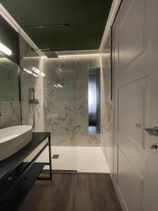カンノビオにあるDIMORA SCURONEのバスルーム(シャワー、シンク、鏡付)