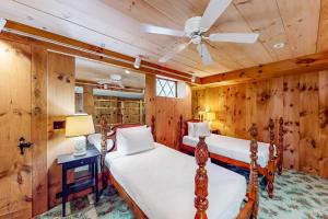 Ένα ή περισσότερα κρεβάτια σε δωμάτιο στο Bridal Veil Lodge
