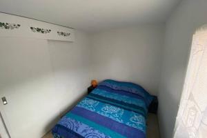 - un petit lit dans un coin de chambre dans l'établissement Maison saint cyprien plage, à Saint-Cyprien