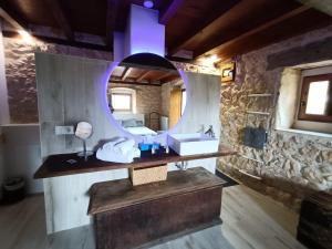 łazienka z umywalką i lustrem w obiekcie CASA RURAL PALACIO LOS LABREQUINES w mieście Villacomparada de Rueda