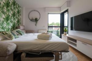 Televízia a/alebo spoločenská miestnosť v ubytovaní Garden Fisterra - Jacuzzi, Jardín Privado y Vista Mar