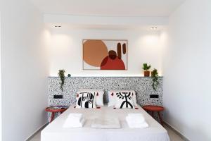 A bed or beds in a room at Seaside Suites