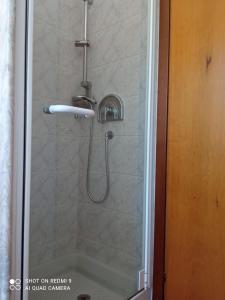 una ducha con cabezal de ducha en un baño en BETULLA BIANCA, en Bardolino 21 fotos más