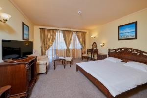 TV a/nebo společenská místnost v ubytování Hotel Saint John Baptist Nessebar