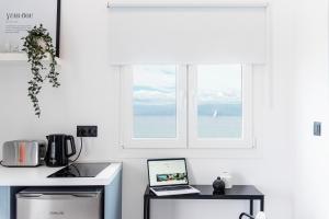 A kitchen or kitchenette at Seaside Suites