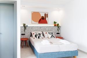 A bed or beds in a room at Seaside Suites