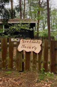 una valla de madera con una señal para una fiesta de cumpleaños en Sielanka Mazury en Szczytno