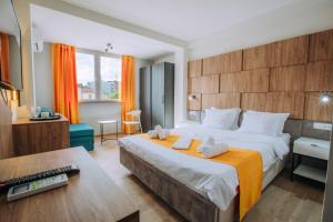 Habitación de hotel con cama grande y escritorio. en Villa Darki en Ohrid