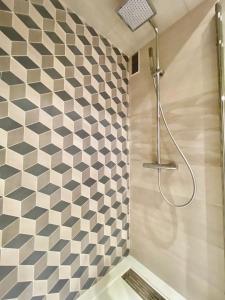 um chuveiro na casa de banho com uma parede em azulejo em Charming Huertas II em Madri