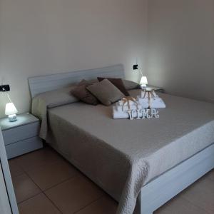 ein Schlafzimmer mit einem Bett mit zwei Lampen in der Unterkunft Casa Vimà in Sava