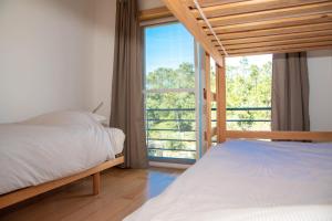 een slaapkamer met een bed en een groot raam bij Casa Gemeos in Alcobaça +73 foto's
