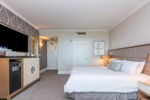 Gulta vai gultas numurā naktsmītnē FB Miami Beach Tresor Private Luxury Suites