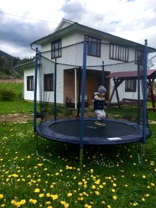 Iltsi的住宿－ЮрДар，一名小孩在蹦床上玩耍