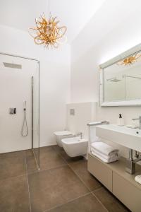 La salle de bains est pourvue d'un lavabo, de toilettes et d'un miroir. dans l'établissement Luxury Apartments Portoroz, à Portorož