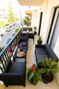 d'un balcon avec des chaises noires, des tables et des plantes. dans l'établissement #Avant_Garde #Beach 2',Downtown 5', à Réthymnon